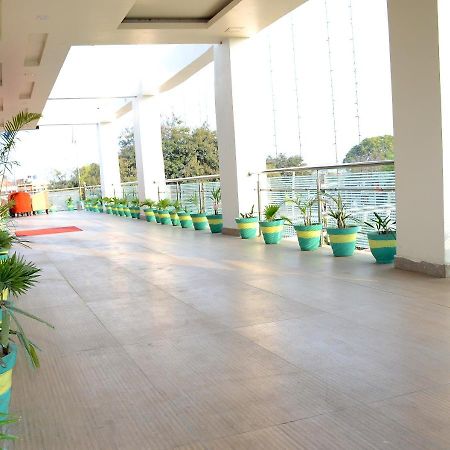Vaishnavi Clarks Inn Buxar Bagian luar foto