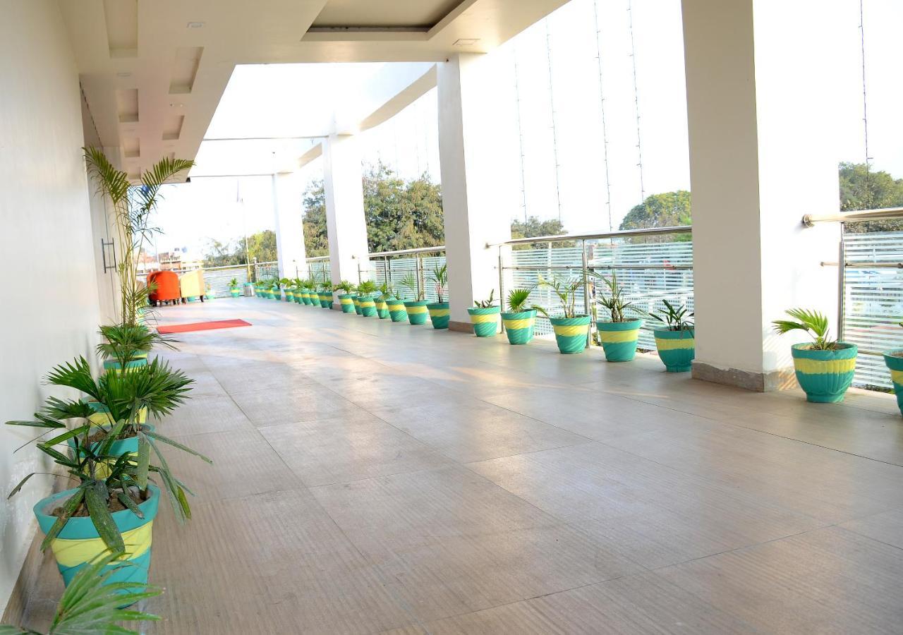 Vaishnavi Clarks Inn Buxar Bagian luar foto